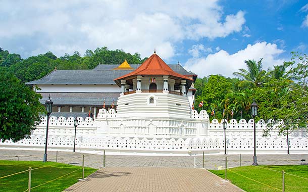 Temple-Of-The-Sacred-Tooth-Relic,-Kandy,-Sri-Lanka