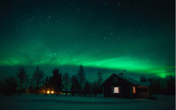northern-lights-over-cottage-in-lapland-village-finland-picture-id878384948
