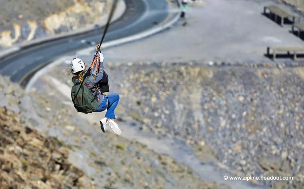Zipline at Jebel Jjais - Ras al-Khaimah - Person ziplining 2